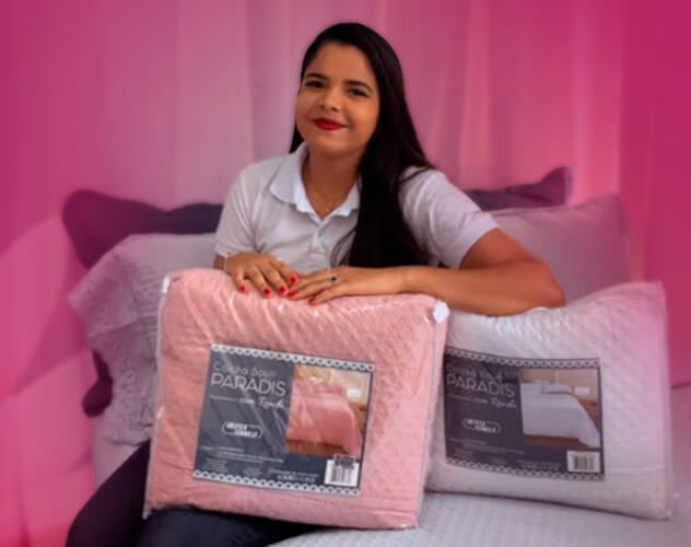 imagem de introdução mulher segurando travesseiro