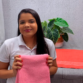 mulher segurando uma toalha
